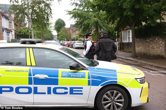 Una mujer de 19 años fue asesinada a tiros en una casa de Barnet, la policía ha iniciado una investigación por homicidio