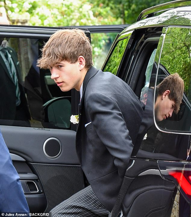 James, el “apuesto” hijo del príncipe Eduardo y Sophie, de 18 años, brilla con confianza en la boda de Peter Phillips… Los fanáticos descubren que el conde de Wessex ahora está babeando por su madre