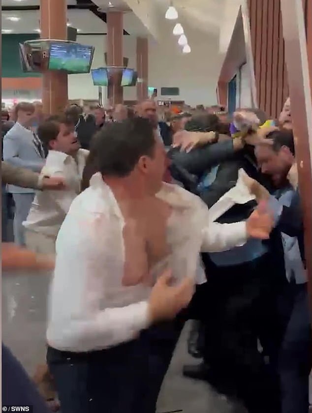 Una pelea sangrienta en el Derby de Epsom es el momento en que los apostadores lanzan golpes