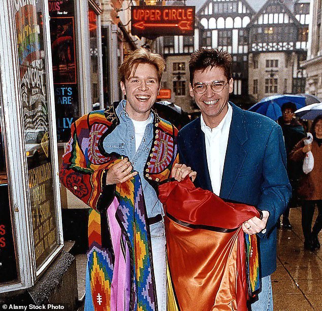 Richard Eden: En silencio, una por una, las estrellas de ITV, incluidos Ant y Dec, se unen en torno al deshonrado Philip Schofield. Entonces, ¿qué saben ellos que nosotros no? Darren Day tiene la respuesta…