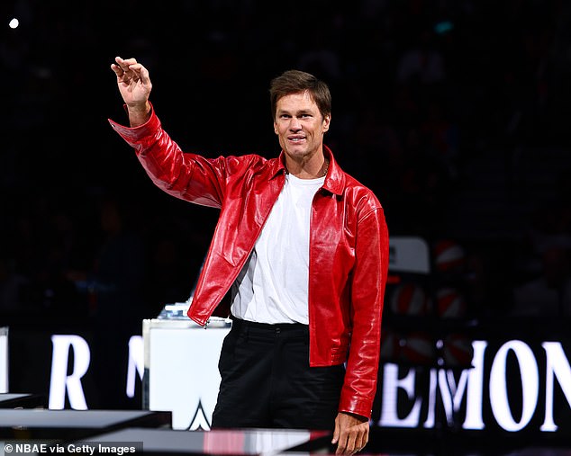 Los fanáticos se burlan de Tom Brady por revelar el nombre de mierda de su nueva bebida de coco