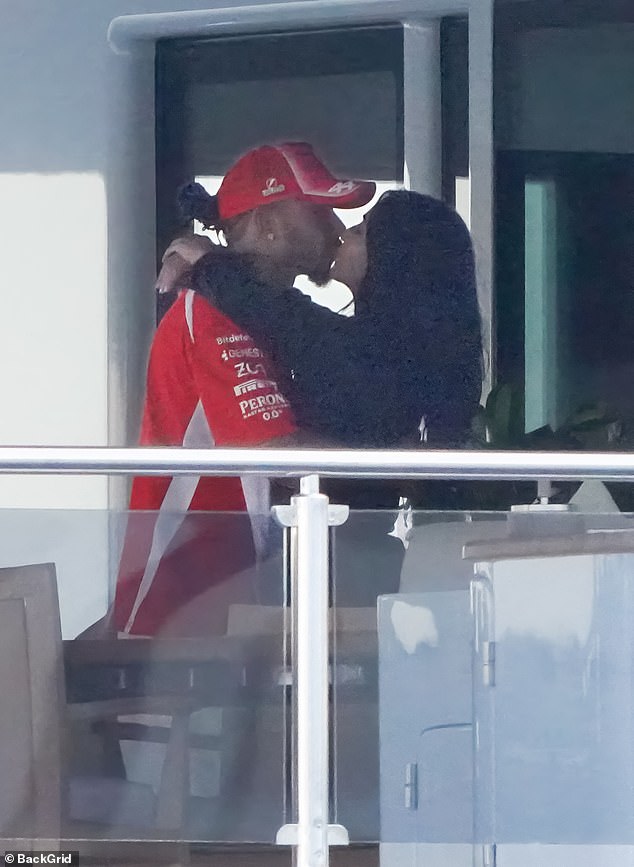 Nuevas y emocionantes fotos revelan el momento íntimo de Kim Kardashian con Lewis Hamilton… mientras los conocedores revelan los crueles susurros de las WAG celosas.