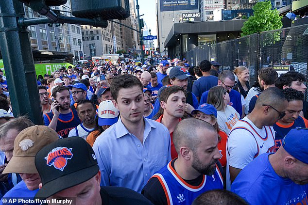 Caos en las afueras del Madison Square Garden mientras miles de fanáticos de la NBA intentan pasar detectores de metales y barricadas policiales antes de la llegada de Trump.