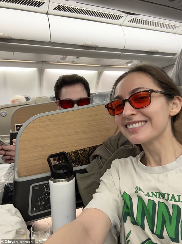 Un biohacker que gasta 2 millones de dólares al año para mantenerse joven viajó a Australia cuando tenía 13 años