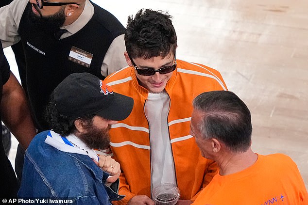 Ben Stiller y Larry David lideran las estrellas anti-Trump en MSG durante el partido Knicks vs Spurs cuando Timothee Chalamet llega sin su novia Kylie Jenner.