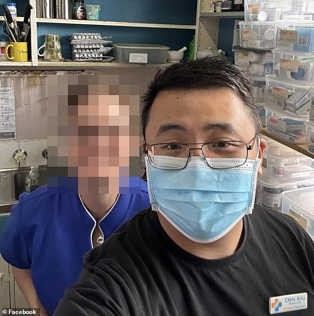 Un farmacéutico hambriento de sexo en la zona rural de Victoria atrae a una paciente a una habitación privada y luego le pide una aventura: su enojada esposa le advierte si lo intenta de nuevo.