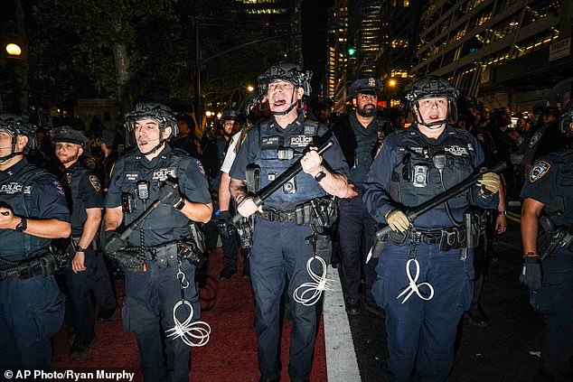 La fiesta de los Knicks en Nueva York se convierte en una pelea masiva cuando los policías usan spray de pimienta en escenas atroces