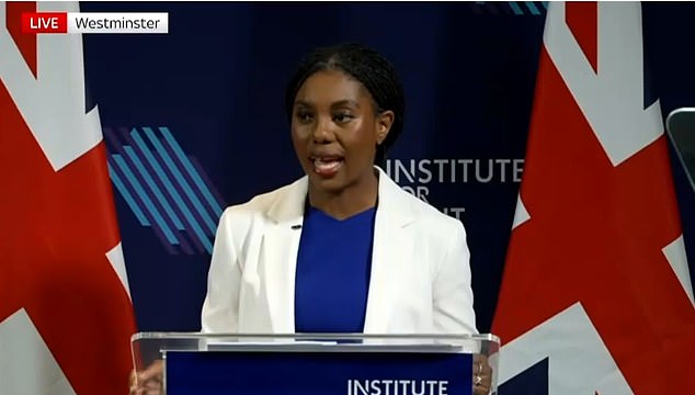 ‘Tratar a todos por igual’: Chemie Badenoch promete eliminar las reglas raciales del sector público que, según advierte, están ‘creando separatismo’