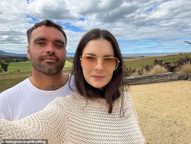 Un popular artista australiano y embajador de la marca Billabong ha sido acusado de agredir a su atractiva pareja en su casa en el interior de Byron Bay.