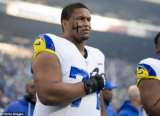 La acusadora de violencia doméstica del ganador del Super Bowl, Alaric Jackson, revela que está embarazada días después de su arresto en Los Ángeles.