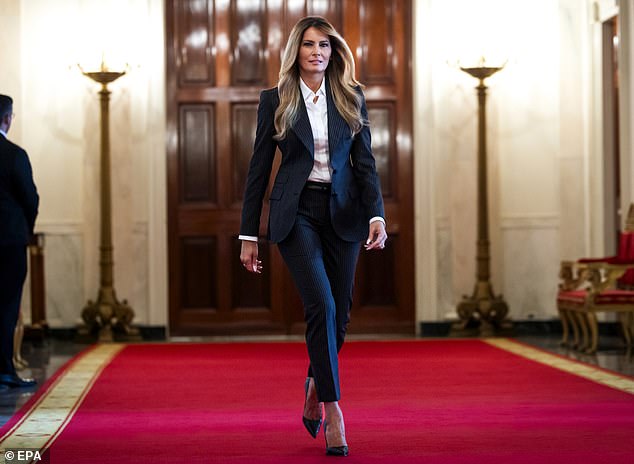 Melania sorprende con traje de muñeca y sus zapatos favoritos de $900… Entrega regalos mientras la IA irrumpe en la Casa Blanca