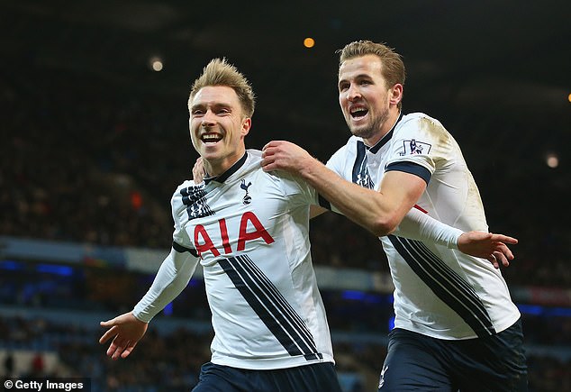 Harry Kane le dice a Christian Eriksen que “tiene que tomar algunas decisiones” después del “horrible” colapso de su excompañero del Tottenham durante el partido y le revela la noticia al astro danés