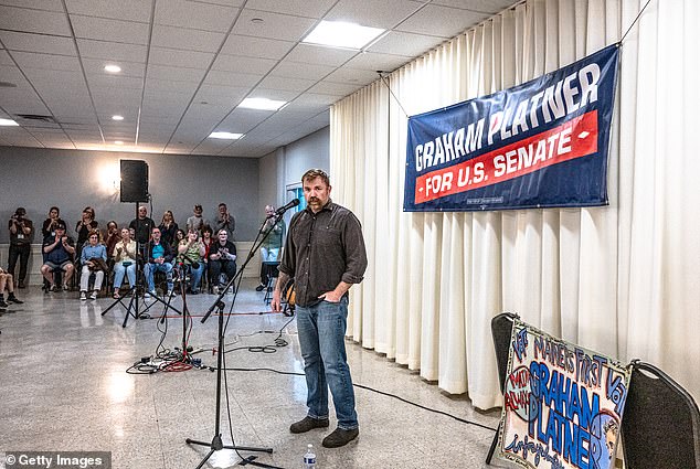 Los votantes juzgarán al candidato “mujeriego” y tatuado con nazis en una carrera clave en Maine que podría decidir el equilibrio de poder en el Senado