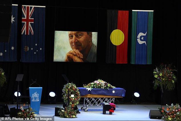 Una interesante advertencia para no “arruinar” “Welcome to Country” se pronuncia en el funeral de estado repleto de estrellas de Neale Daniher, mientras su hija revela sus últimas noticias a su familia.