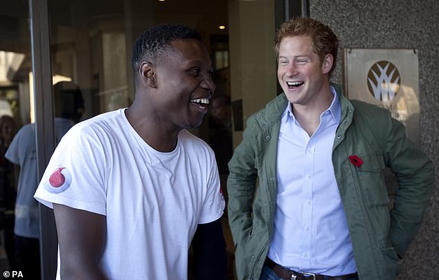 Un amigo del héroe de guerra afgano doblemente amputado del príncipe Harry se ve obligado a lanzar un llamamiento público para conseguir una prótesis de brazo para poder coger de la mano a sus hijos.