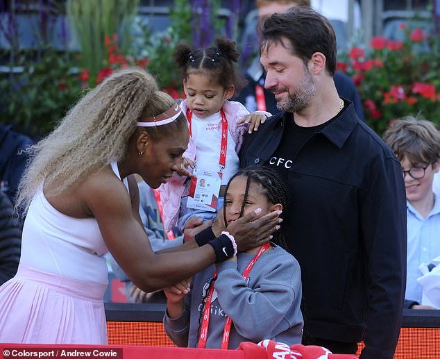 ¡Mamá ha vuelto al trabajo! Las hijas de Serena Williams, de ocho y dos años, la vieron ganar en Queens, pero ¿qué pasa con los juguetes nuevos y la cena?