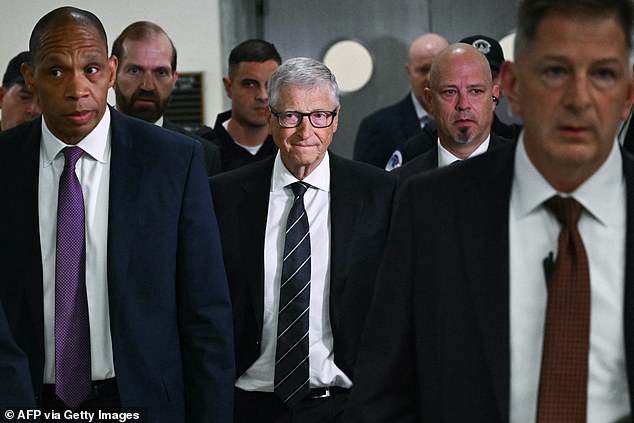 El sonriente Bill Gates interviene para interrogar a Epstein en el Capitolio después de desagradables correos electrónicos sobre enfermedades de transmisión sexual de ‘chicas rusas’
