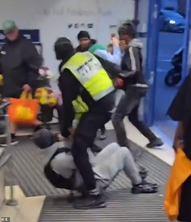 Un momento en el que unos matones se enfrentan a un guardia de seguridad en el interior de un supermercado Lidl del norte de Londres