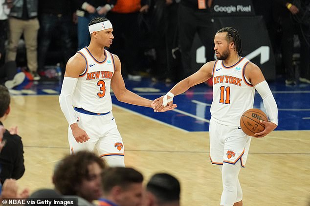 Las estrellas de los Knicks reavivan la guerra entre Trump y Taylor Swift mientras los miembros del equipo desahogan su furia por el presidente del ‘mal presagio’… y el número uno de Swiftie, Jalen Brunson, se siente animado por la actuación del cantante esta noche.