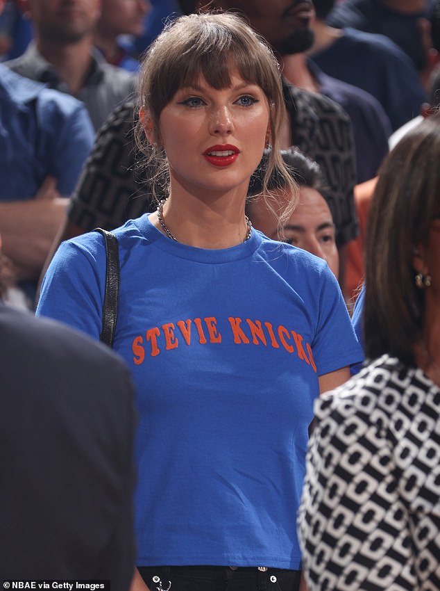 El locutor de radio de los Knicks provoca una crisis después de ser captado por un micrófono caliente diciéndole a Taylor Swift que “salga de aquí” durante las Finales de la NBA.