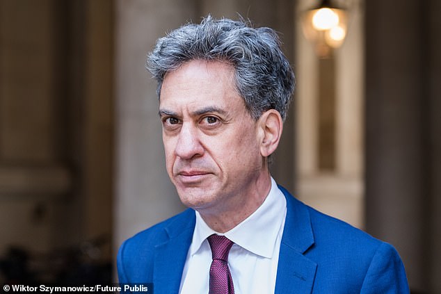 Stormer contra Miliband, segunda ronda: el primer ministro ‘redujo los objetivos de vehículos eléctricos’ después de resistirse a los recortes de gastos para ayudar a proteger la financiación neta cero del secretario
