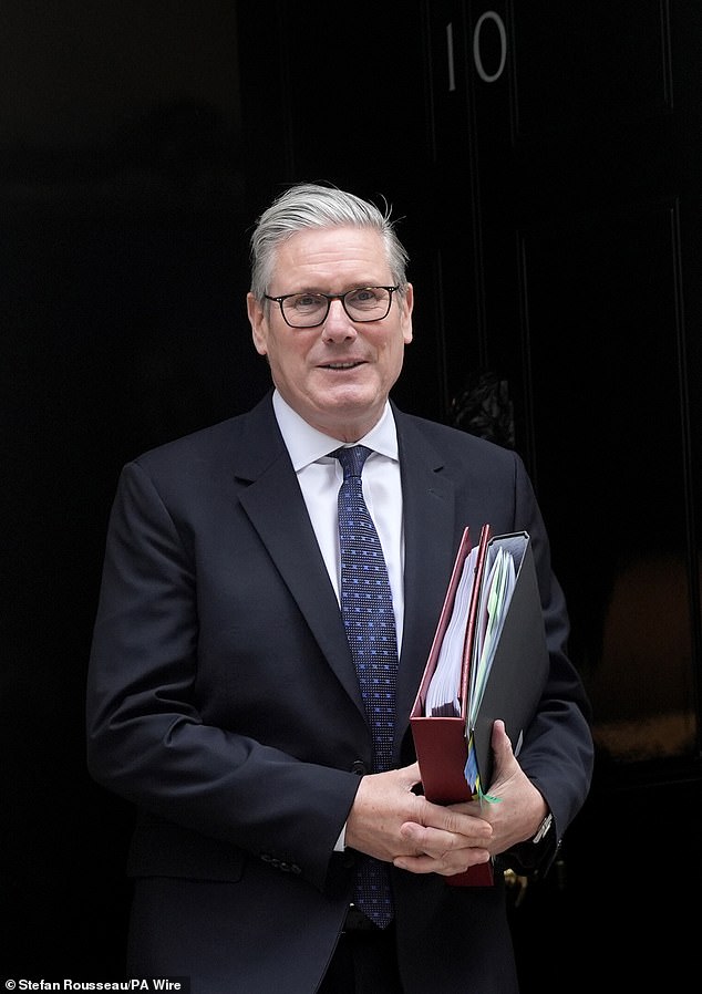 Ed Miliband ‘se niega a recortar el gasto neto cero’ mientras Starmer retrasa nuevamente el plan de financiación: golpe de defensa