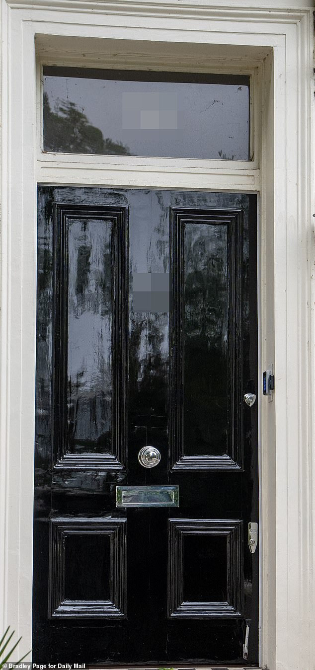 ¡Píntalo de negro! El Consejo Jobsworth ordenó al ícono de los Rolling Stones, Ronnie Wood, que reemplace la puerta rosa brillante en su mansión de £ 7 millones en el oeste de Londres.
