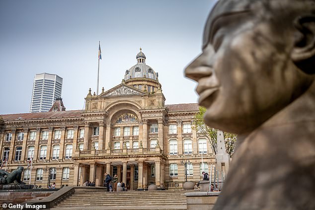 El Major English Council ha admitido que el personal de los colegios electorales vio a personas que intentaban participar en una “votación familiar” ilegal en las principales elecciones y fueron objeto de abusos cuando intentaron detenerlos.