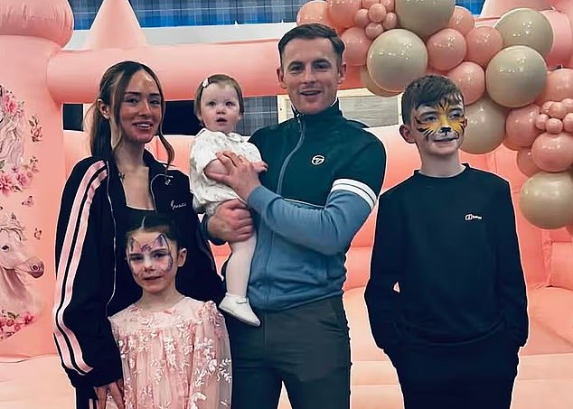 Una niña de siete años fue trasladada de urgencia al hospital después de que el techo plano del ayuntamiento se derrumbara encima de ella; se ignoraron las llamadas de padres preocupados para reparar la fuga