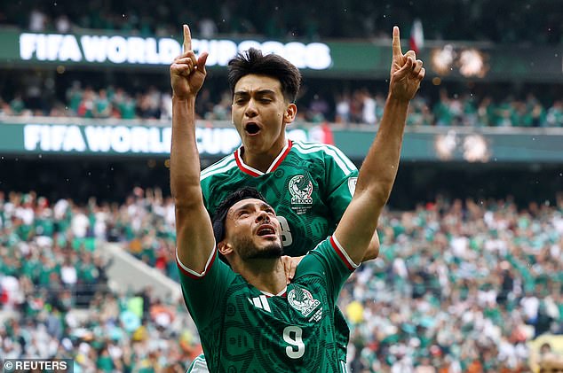 La fiebre del Mundial estalla en México: los coanfitriones ganan el caótico partido inaugural contra Sudáfrica con TRES tarjetas rojas y Raúl Jiménez inscribe su nombre en la rica historia del Azteca con un emotivo gol