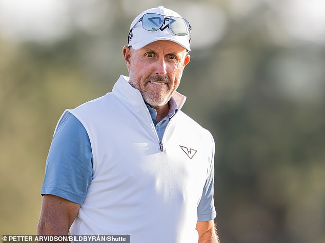La estrella del golf Phil Mickelson ‘seguida por la policía por un presunto incidente con una asistente del campo de golf’ mientras el escándalo cobra nuevo impulso