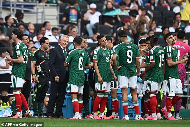 Los fanáticos de la Copa del Mundo enfurecen cuando Fox comete un pecado capital y rompe las reglas de la FIFA en el primer partido del torneo: “Vergonzoso”