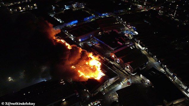 Los residentes fueron evacuados de sus hogares y se produjo un gran incendio en un almacén de Londres cuando 150 bomberos se apresuraron a extinguir el incendio.