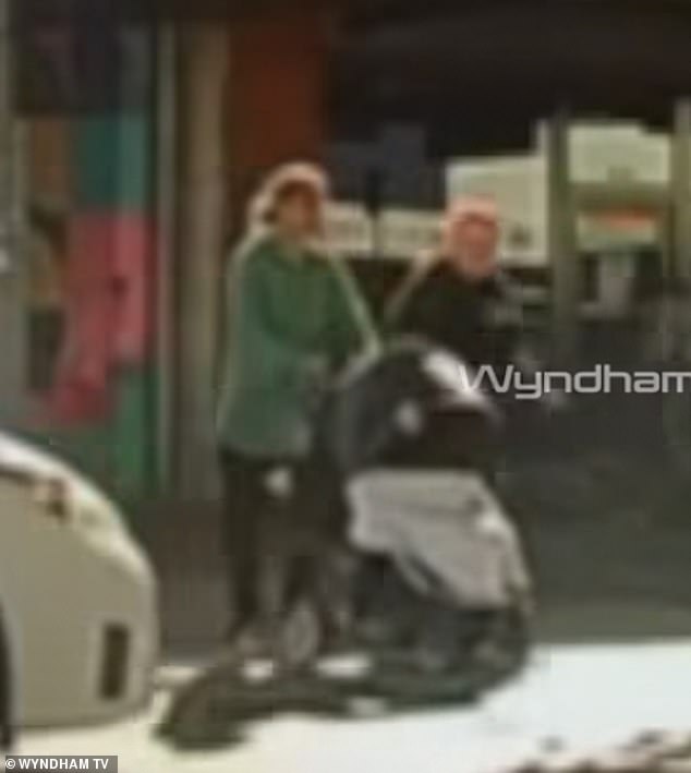 Mire el momento salvaje: un automovilista golpea un cochecito de bebé en un cruce de peatones… y luego continúa conduciendo
