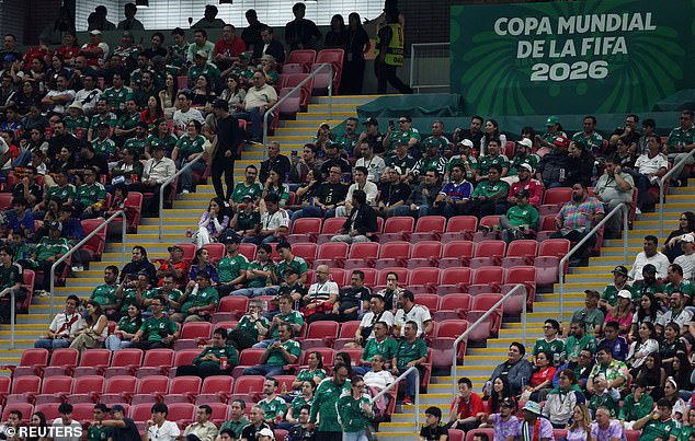 Es una vergüenza antes del Mundial, ya que cientos de asientos de equipos de Corea del Sur y República Checa siguen vacíos… a pesar de que la FIFA se jacta de una demanda “sin precedentes”