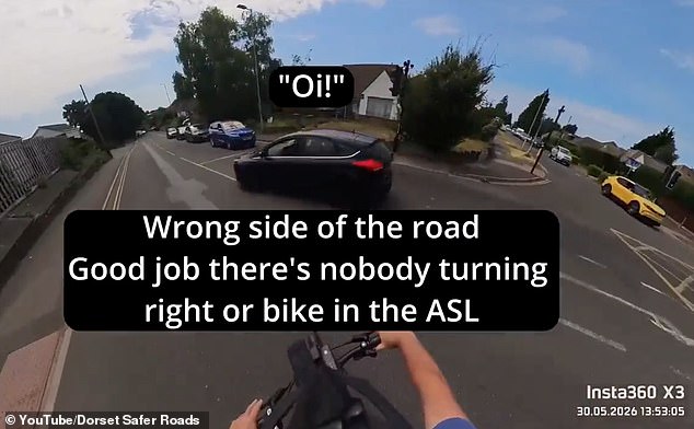 En el momento en que el nuevo ‘Ciclista Mikey’ se enfadó con el conductor, ambos se salieron en un cruce… Entonces, ¿quién tenía razón?