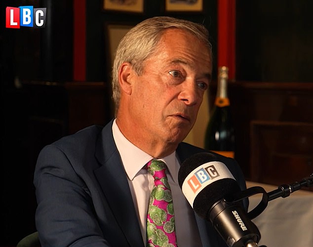 Nigel Farage incluso hace que su madre le diga de vez en cuando que él es la mejor persona para ser Primer Ministro “en este momento” y que “se mantendrá”.