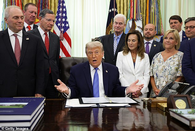 Los republicanos critican a Trump mientras pisotea la economía y alimenta el pánico a mitad de mandato: “Estamos rogando”