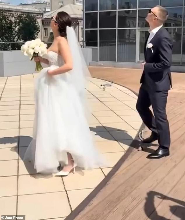 Una sesión de fotos de una boda en Ucrania se ve interrumpida cuando un dron kamikaze ruso explota desde el cielo