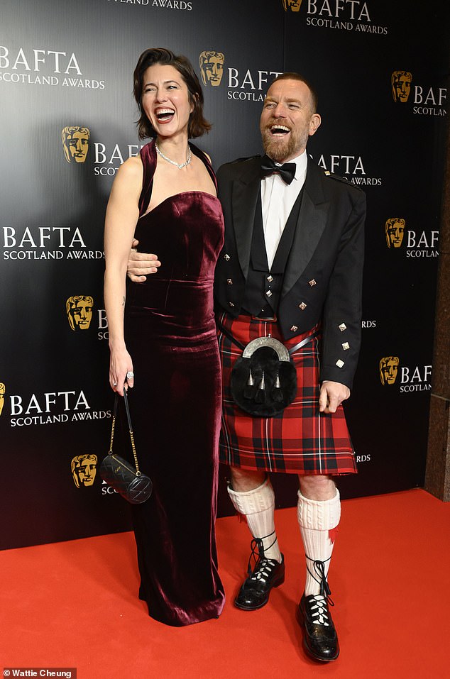 109330445-15897617-Ewan_McGregor_pictured_with_his_wife_Mary_Elizabeth_Winstead_sai-a-66_1781376824948.jpg