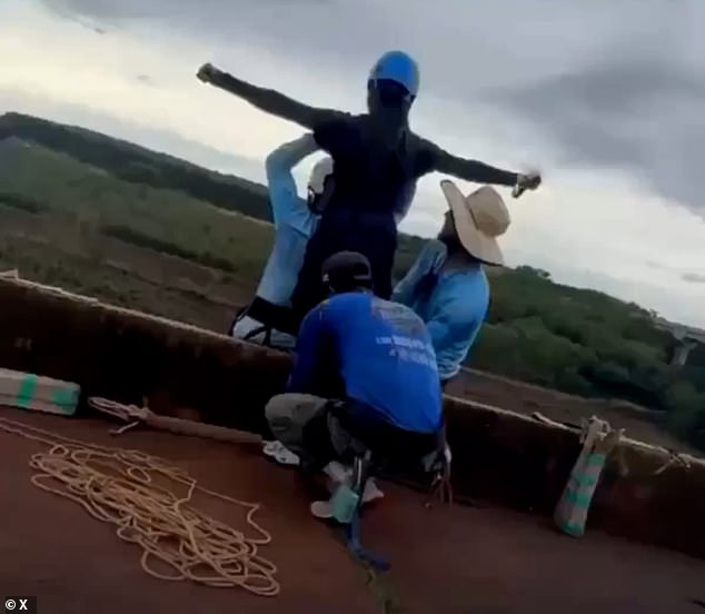 Mujer de 21 años arrojada de puenting en Brasil después de que el equipo olvidara atar la cuerda