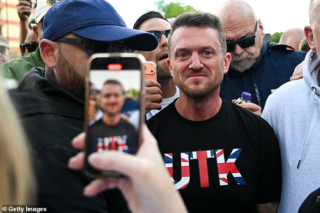 Tommy Robinson fue detenido por la policía en aplicación de las leyes antiterroristas después de visitar Moscú con el padre de Elon Musk.