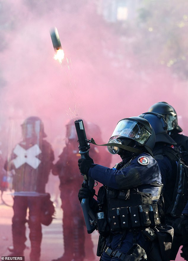 La policía gaseó gases lacrimógenos a manifestantes que prendieron fuego a un Tesla y rompieron cristales en la oficina de las Naciones Unidas en Ginebra antes de la cumbre del G7.