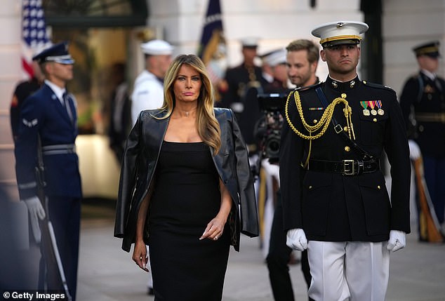 Melania deslumbra vestida de negro en el evento de UFC en la Casa Blanca mientras nubes oscuras se ciernen sobre la noche de la pelea