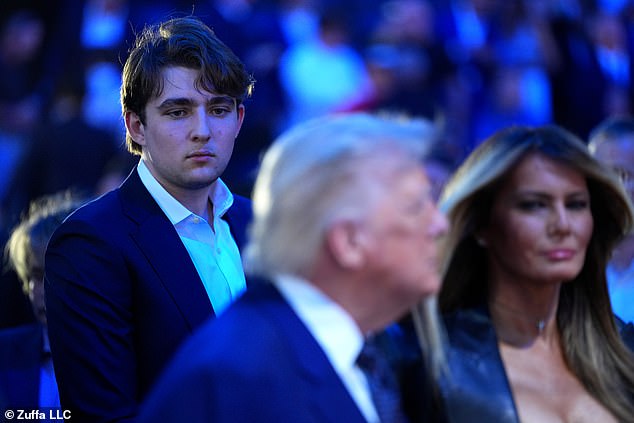 Barron Trump luce una nueva apariencia por primera vez en cuatro meses con mamá y papá en un evento de UFC