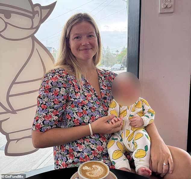 La familia de una madre que lucha por su vida después de ser mordida por un tiburón en Coogee Beach ha compartido su difícil situación.