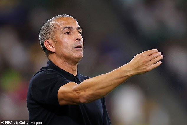 El técnico de Túnez, Sabri Lamouchi, “será DESPEDIDO” tras la derrota por 5-1 ante Suecia en el partido inaugural de la Copa del Mundo, mientras “estalla una pelea entre su hijo y un aficionado”