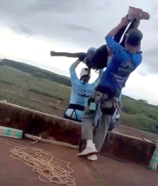 Un instructor de puenting retira la cámara GoPro del cuerpo de una mujer después de arrojarla desde un puente sin atar la cuerda, afirma un testigo