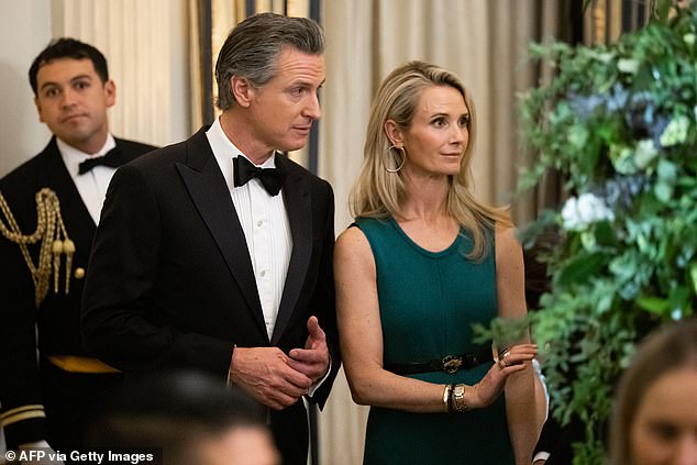Gavin Newsom ha revelado que él y su esposa están bajo investigación del Departamento de Justicia después de que supuestamente le dijo “Te amo y lo siento” mientras atacaba a Trump.