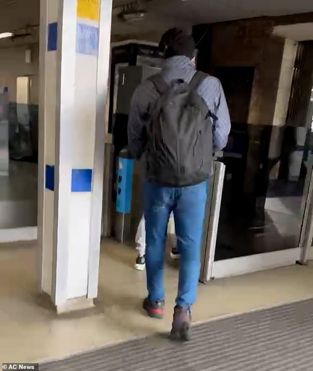 Momento en que un evasor de tarifas con chaqueta de Gucci atraviesa las barreras del metro sin pagar